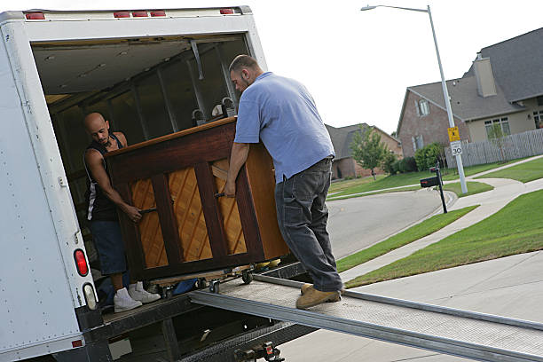 Customer confirming a moving agreement with the relocation company